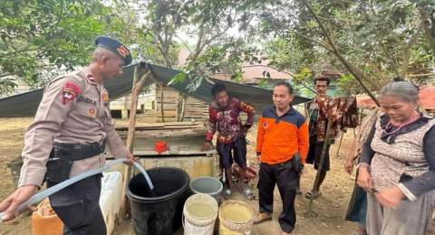 Brimob Jambi Salurkan Ribuan Liter Air Bersih untuk Suku Anak Dalam